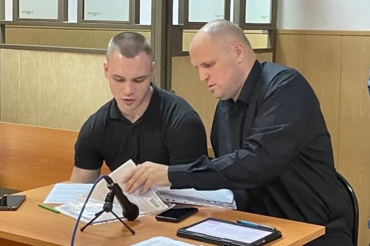    На фото: подсудимый Влад Свиридов и его адвокат Евгений Ефименко.