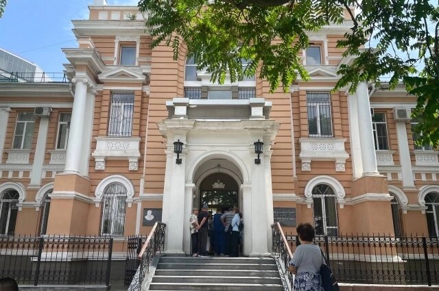    За полтора часа до заседания около здания суда начала собираться неравнодушная толпа. Фото: АиФ-Ростов/ Сергей Сытов