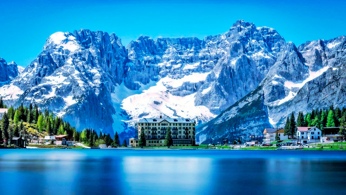 Факт 3: Маршрут путешествия
Популярный маршрут - группа направлялась из Церматта в Ароллу вдоль границы между Швейцарией и Италией. Это один из самых живописных лыжных маршрутов в Альпах.

Факт 4: Место происшествия
Район Тет-Бланш - туристы пропали в районе горы Тет-Бланш высотой 3706 метров. Примечательно, что это место не является зоной частого схода лавин, что делает случившееся еще более неожиданным.

Факт 5: Погодные условия
Экстремальная погода - в момент происшествия в Альпах бушевал сильный шторм с обильными снегопадами. Курорт Саас-Фе оказался временно отрезанным от внешнего мира из-за непогоды.