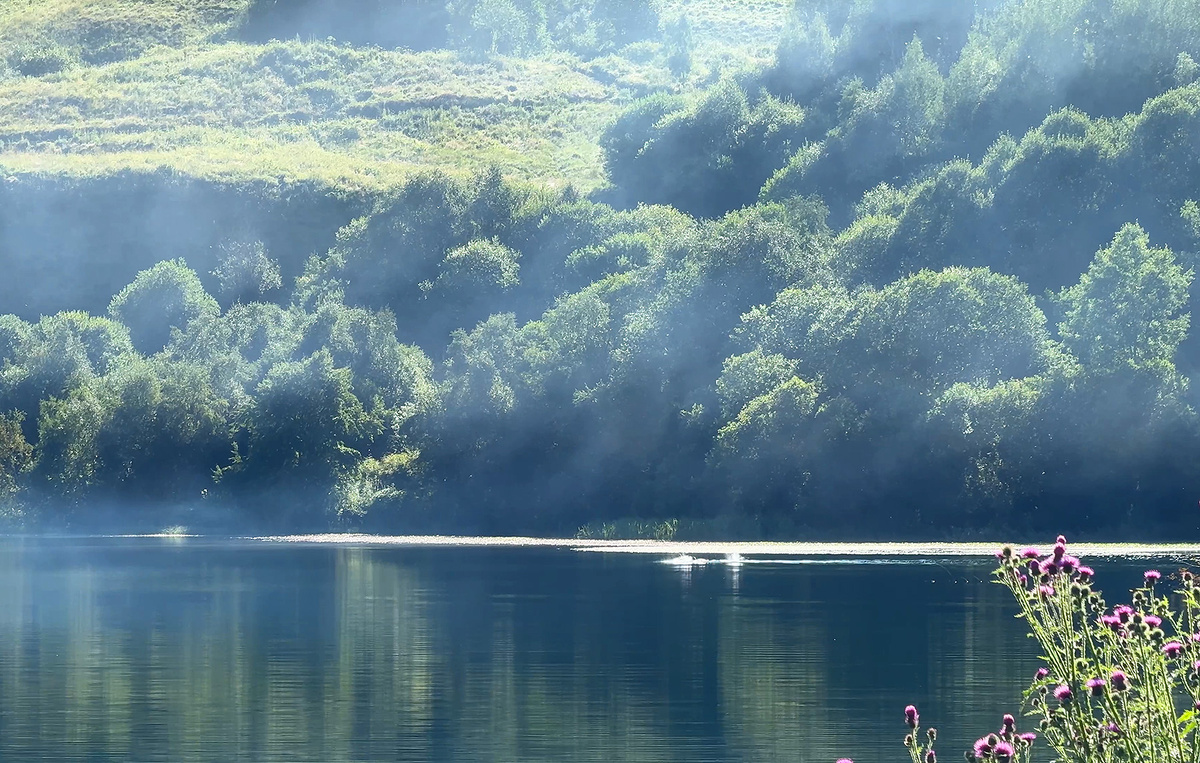 Дым от костра стелится над водой