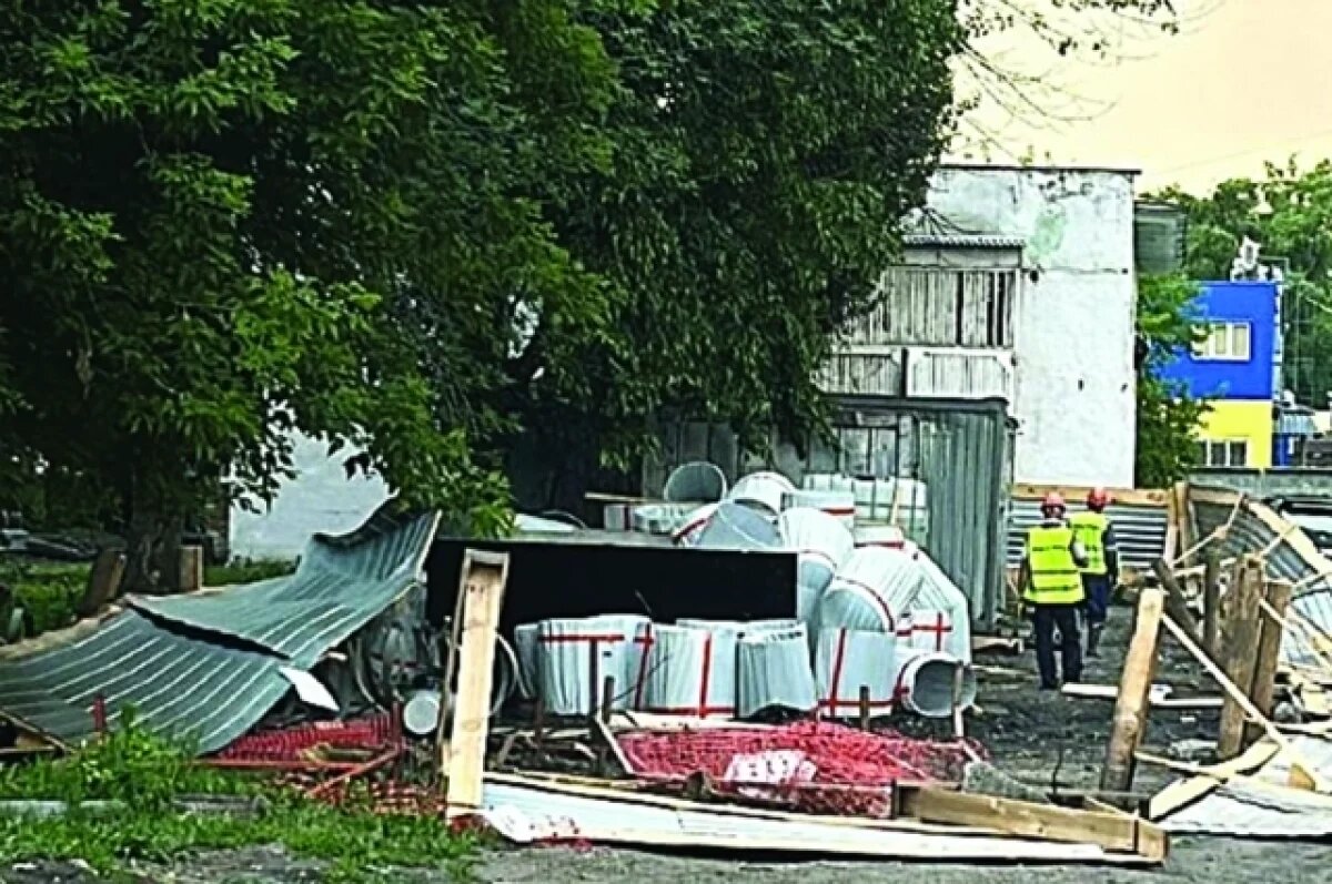    В Пензе территорию около дома на ул. Карпинского,37 разрывали и зарывали несколько раз за последние годы, чтобы починить трубы. Сейчас во дворе устроили стройплощадку, здесь начался плановый ремонт. Указывается, что он продлится до конца лета.