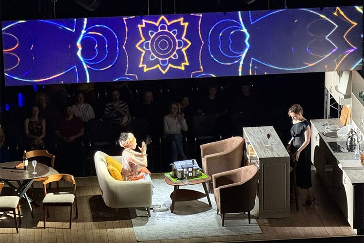    Режиссер в 2023 году выпустил здесь «Дачников» по мотивам пьесы Максима Горького, сделав героев пьесы нашими современниками. Эту работу и представили на сцене театра «Мастеровые».   
Фото предоставлено Армандо Диамантэ