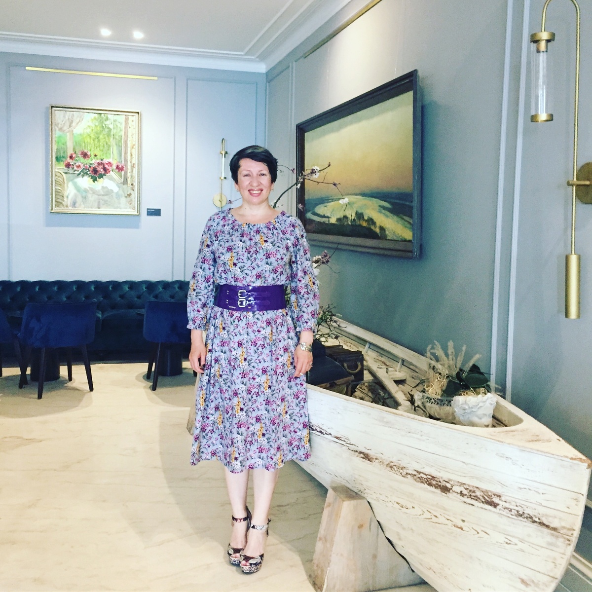 Я предпочитаю носить на талии пояс. Если к платью пояс идет из той же ткани, обычно заменяю на широкий кожаный или контрастный стретч. Считаю, так эффектней