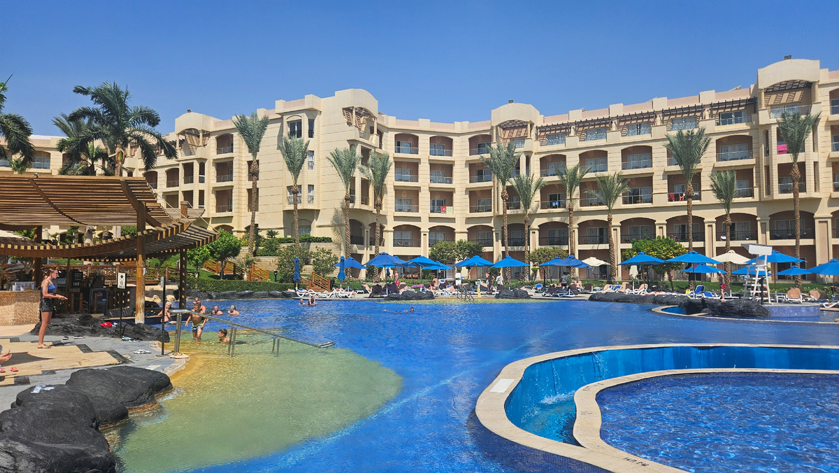 Взрослый бассейн, рядом детский