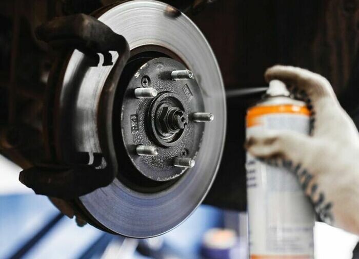 Очистка тормозной системы/ Фото: avtovzglyad.ru