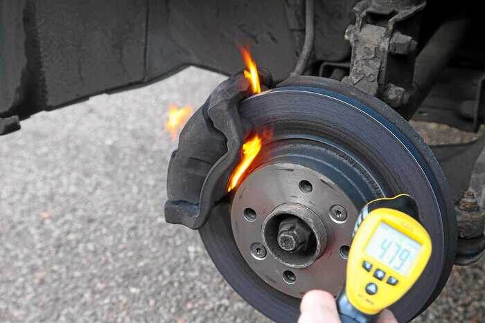 В результате перегрева тормозные элементы плохо прилегают друг к другу/ Фото: remicar.ru