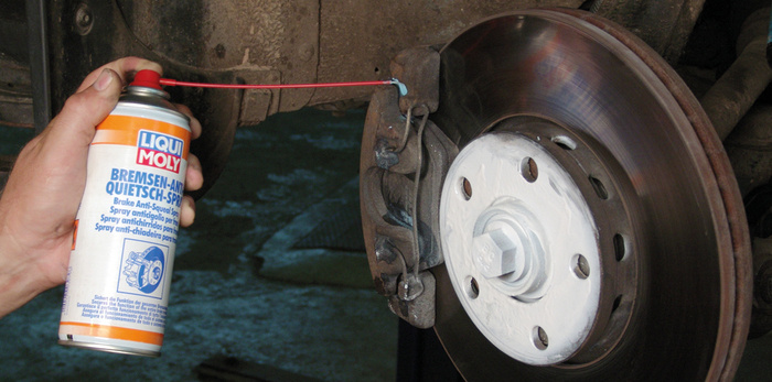 Нанесение средства для «лечения» тормозных колодок/ Фото: avtozapchasti72.ru