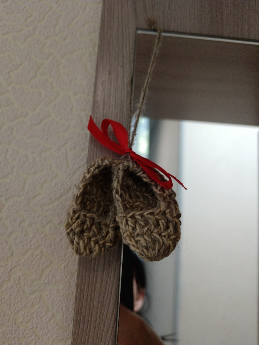 Мои лапаточки оберегают мой дом. Сама связала 