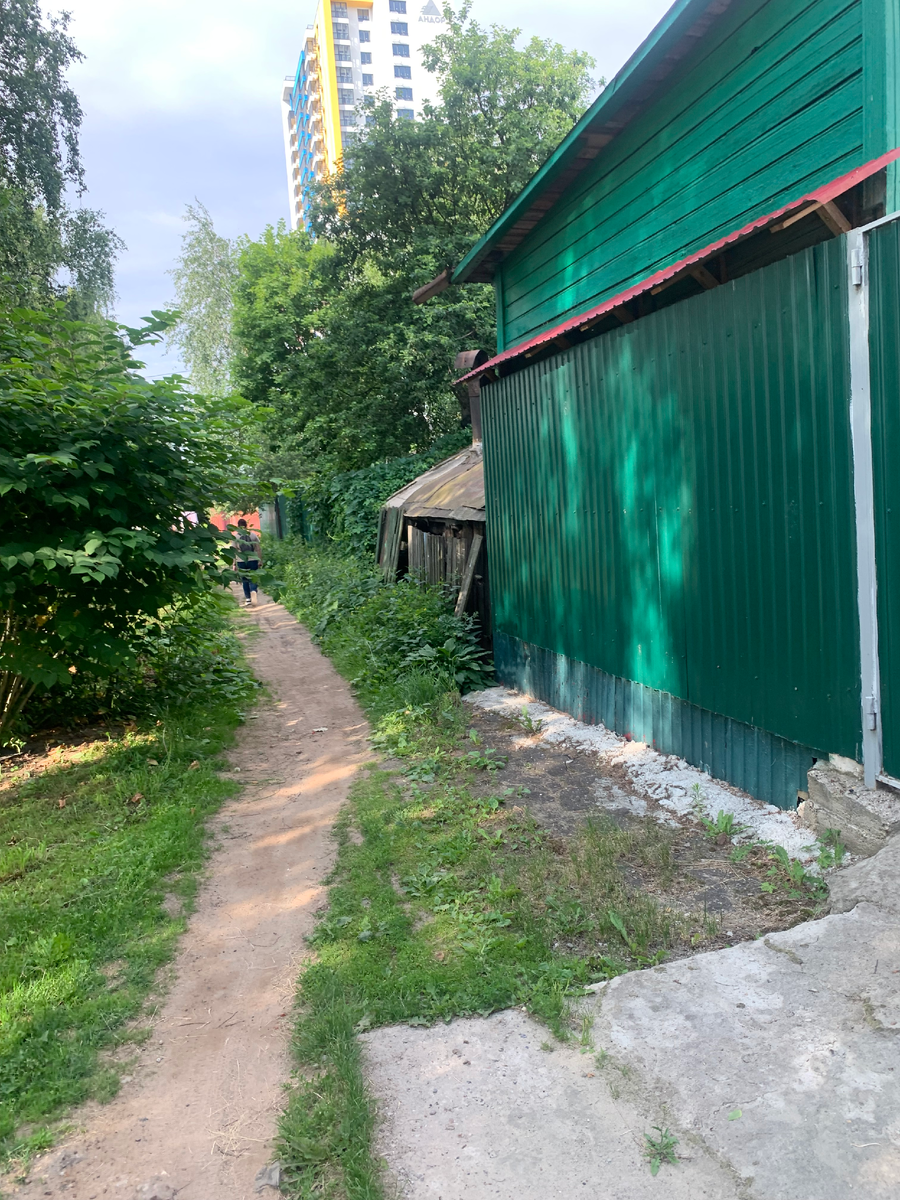 соседство частного сектора с новостройками