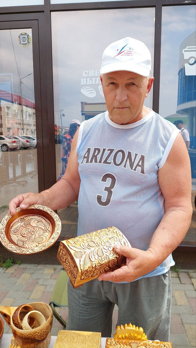 Александр Чигирин со своими работами.