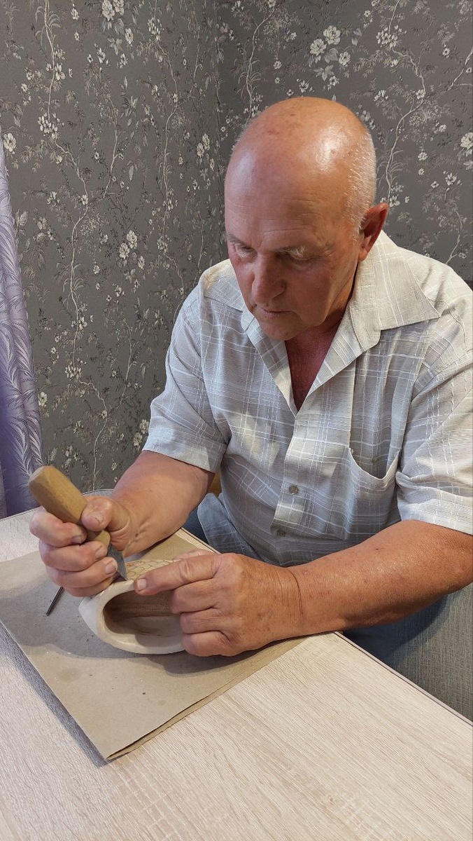 Кропотливый труд резчика.