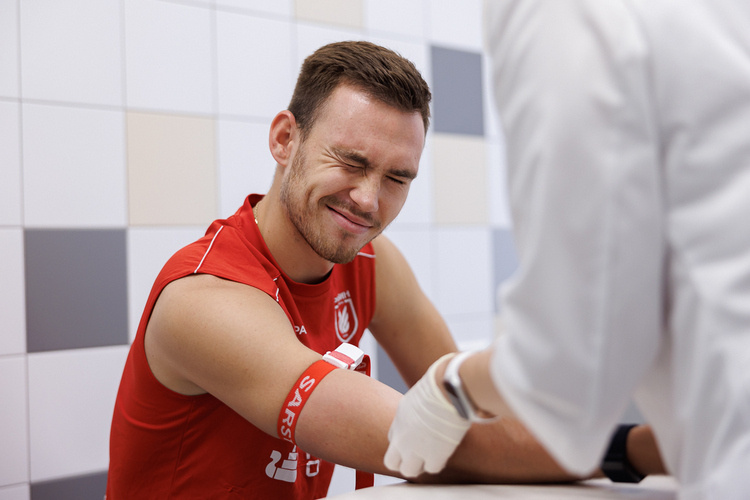    Игроки «Рубина» прошли медосмотр (на фото — Константин Нижегородов).   
Фото: «БИЗНЕС Online»