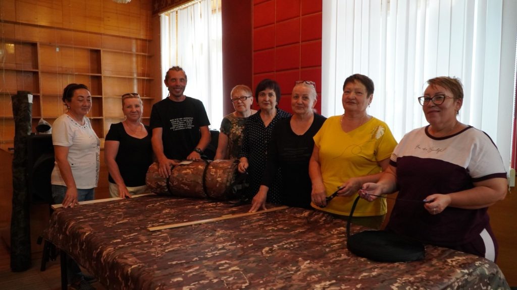    Новоленинские волонтеры готовы к пошиву антидроновых одеял. Фото Сергея Курбана. Лариса Криволуцкая