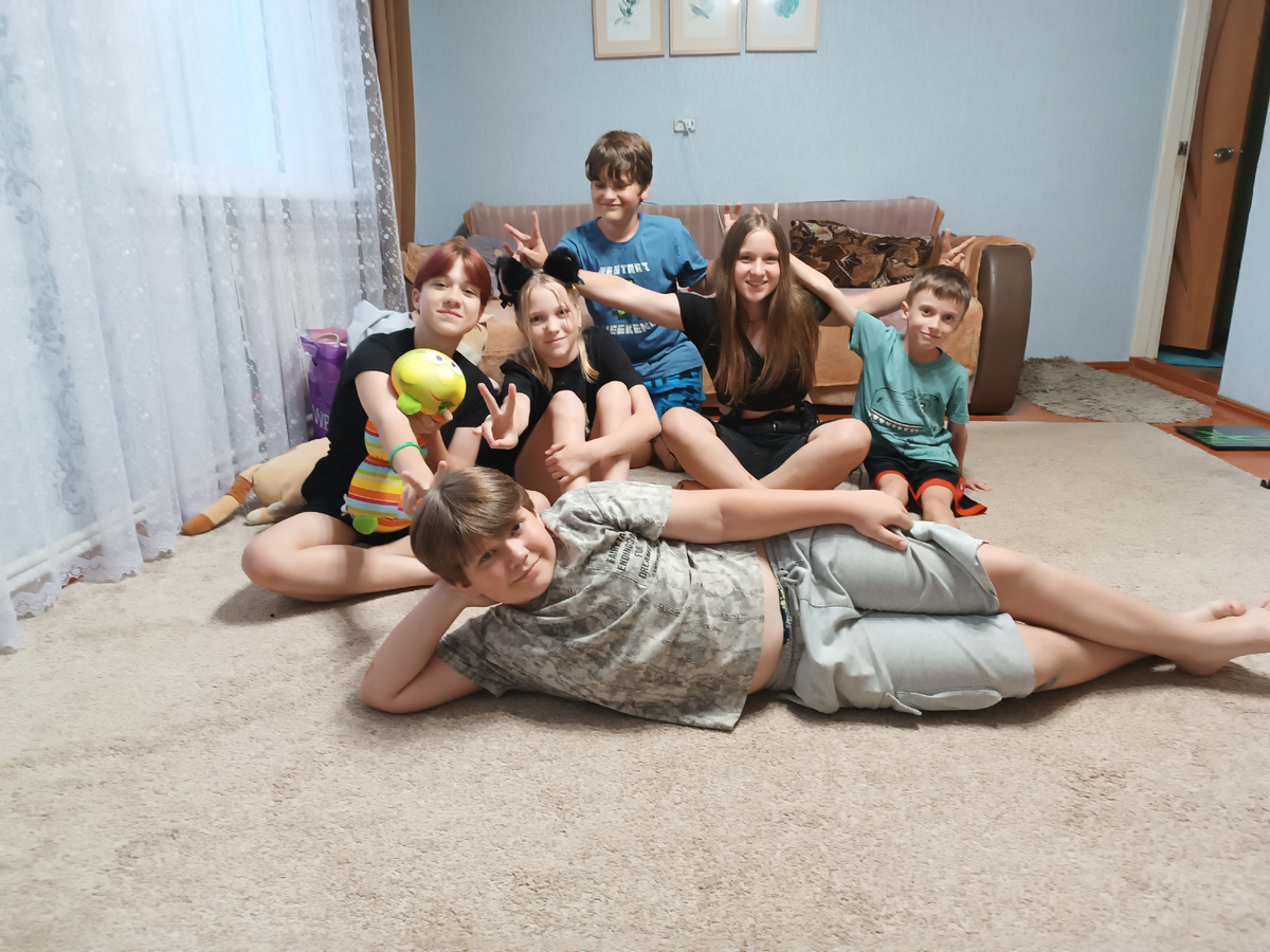 Вчера у нас дома. Радость встречи с девчонками, их братики долго ждали.