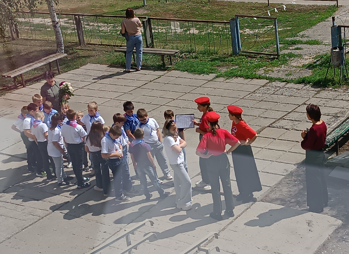 Сегодня линейка и закрытие лагеря. Младший отряд готов к выходу в парк.