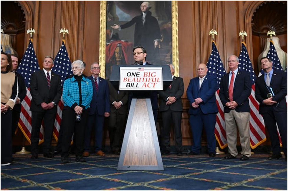 Республиканцы прибегают к фальсификациям, потому что большинство избирателей отвергают их законопроект с регрессивными мерами изаново открывают для себя единственный странный трюк, который действительно сокращает расходы