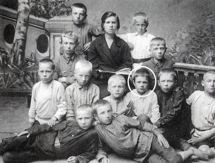 Семья Пуговкина и сам он в школьные годы