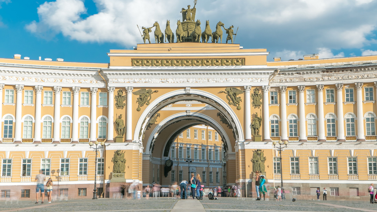 Величественная красота Главного  штаба Эрмитажа завораживает Источник фото: www.shutterstock.com