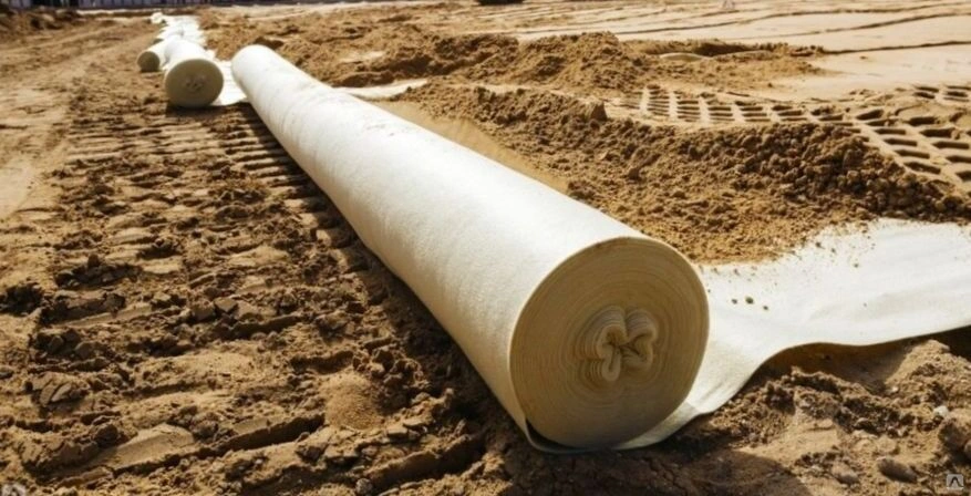 Обычно в магазинах продают геотекстиль серого цвета, другого не  видела