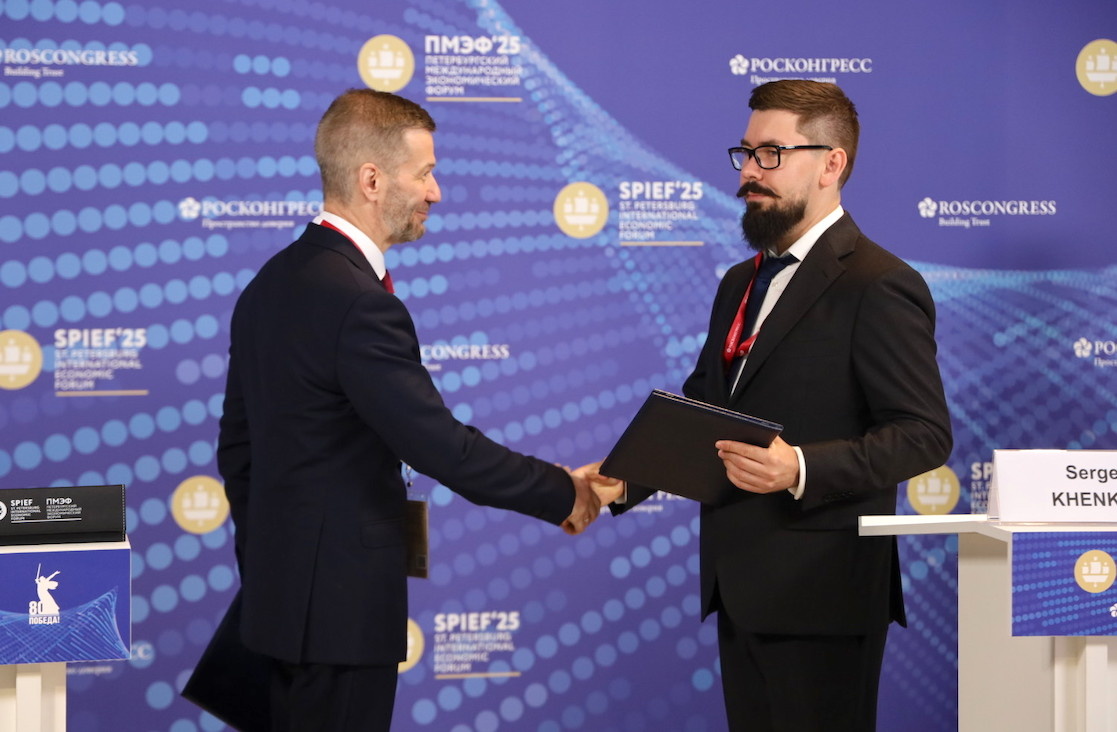 Губернатор Чукотского автономного округа Владислав Кузнецов и генеральный директор компаний ООО «Новая сырьевая компания» и ООО «Битфлай»Сергей Хенков. Источник: чукотка.рф