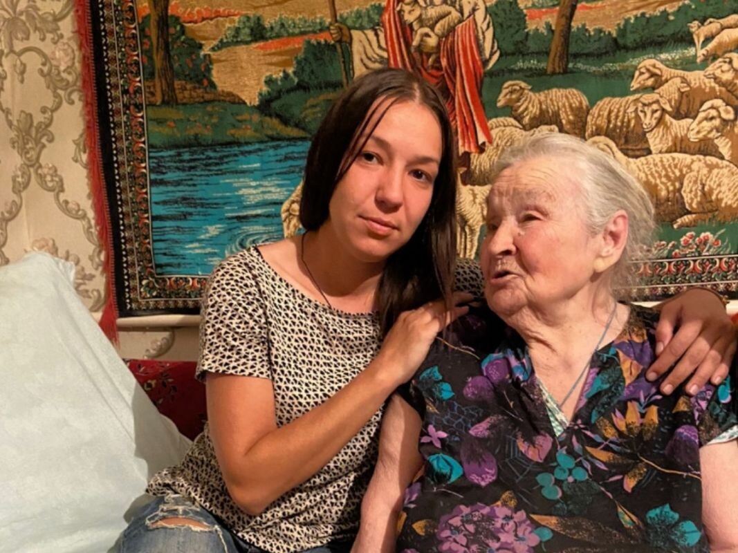     Вера Глазьева с внучкой Еленой