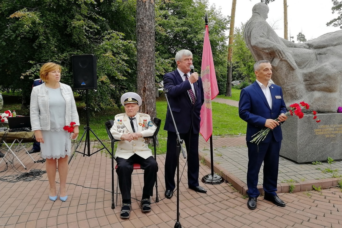 У памятника десантникам