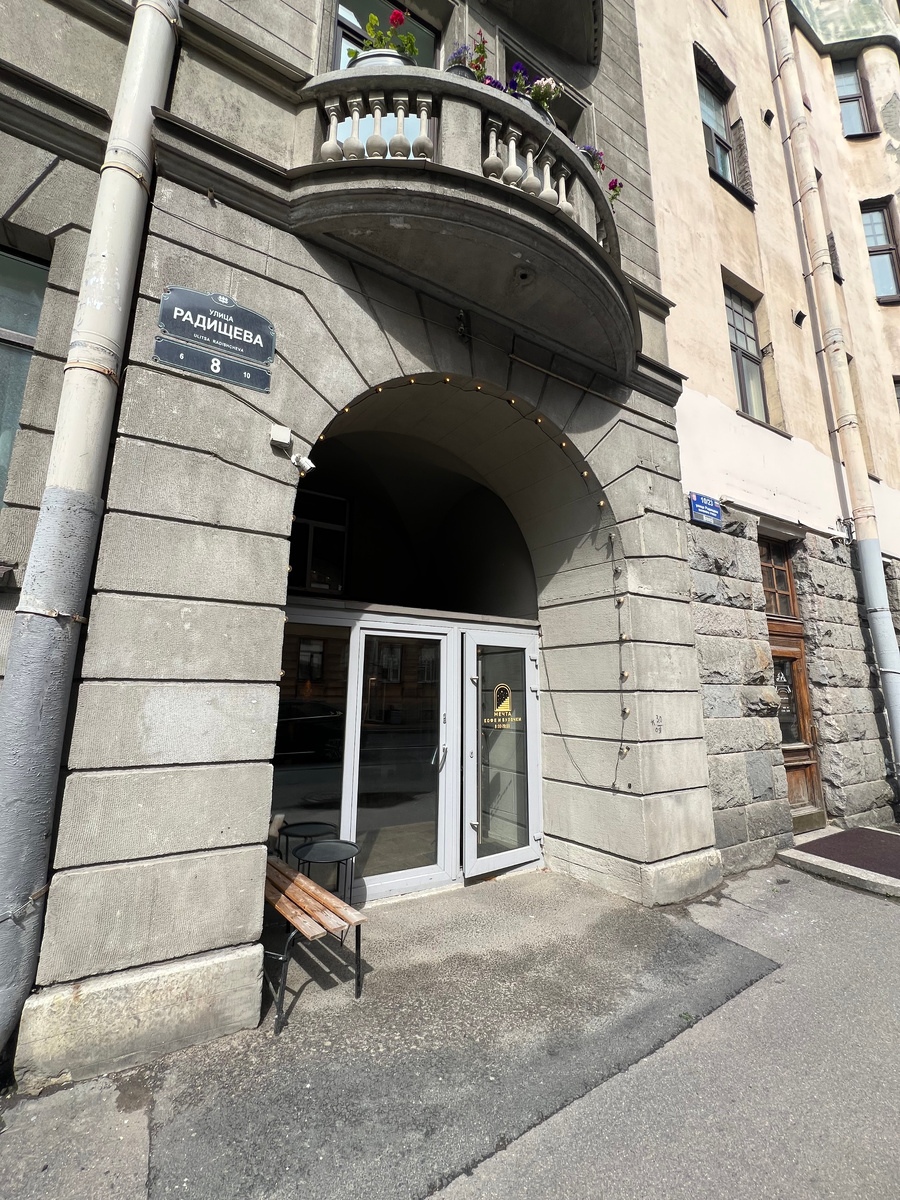 Огни кофейни так заманчиво горят