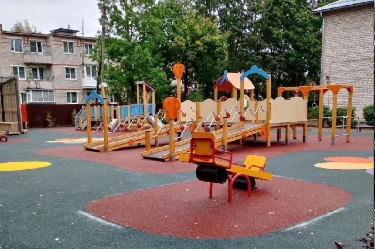    Три новые детские площадки установили в Псковской области