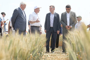 Осмотр демонстрационных полей. / ФОТО donland.ru Администратор  📷
