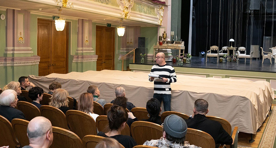 Виктор Минков и коллектив театра. Фото: Театр имени В.Ф. Комиссаржевской