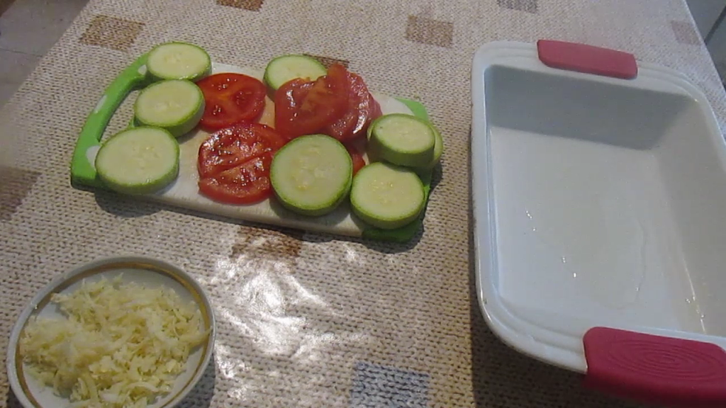 Нарезанные кабачки и томаты.
