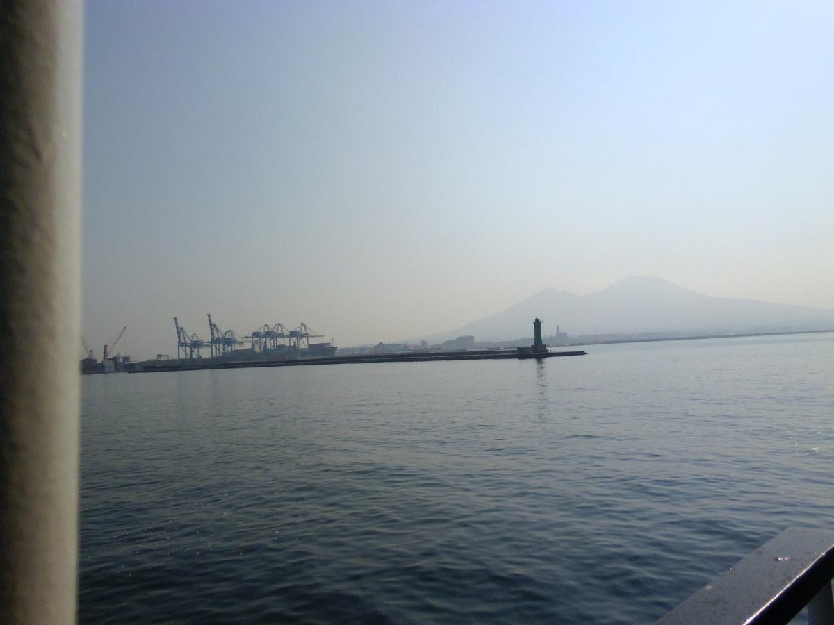 Везувий на дальнем плане