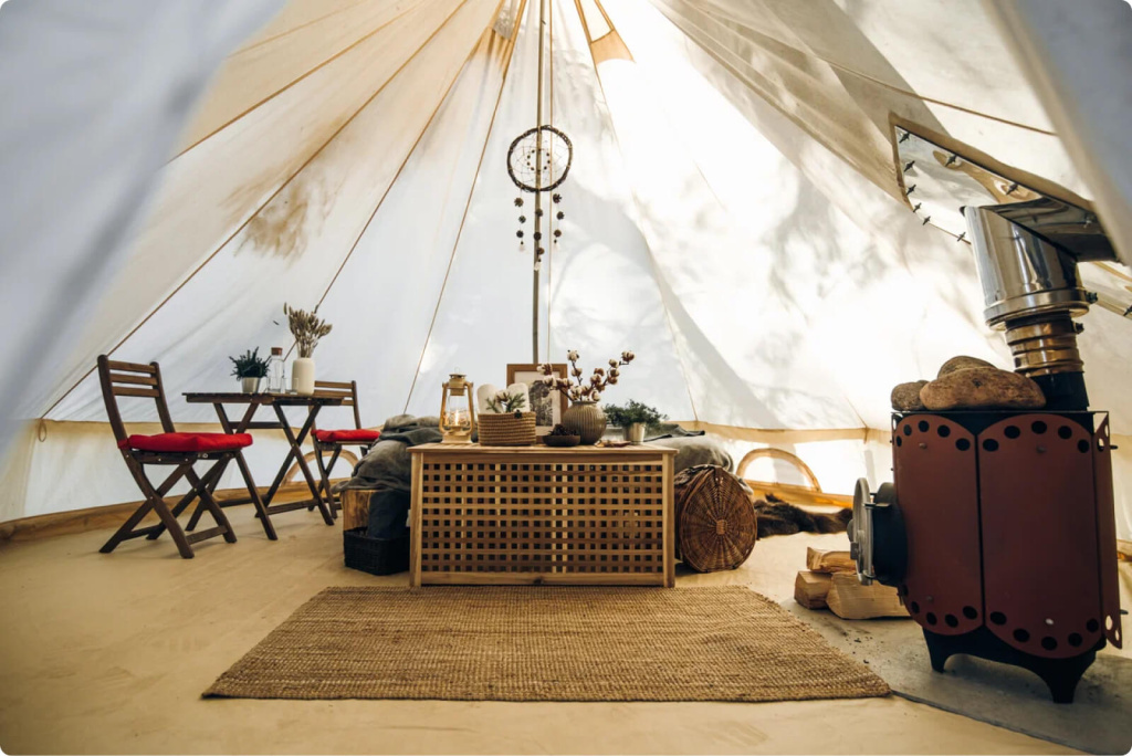 На фотографии глэмпинг  «Хюгге Кэмп» (Карелия)