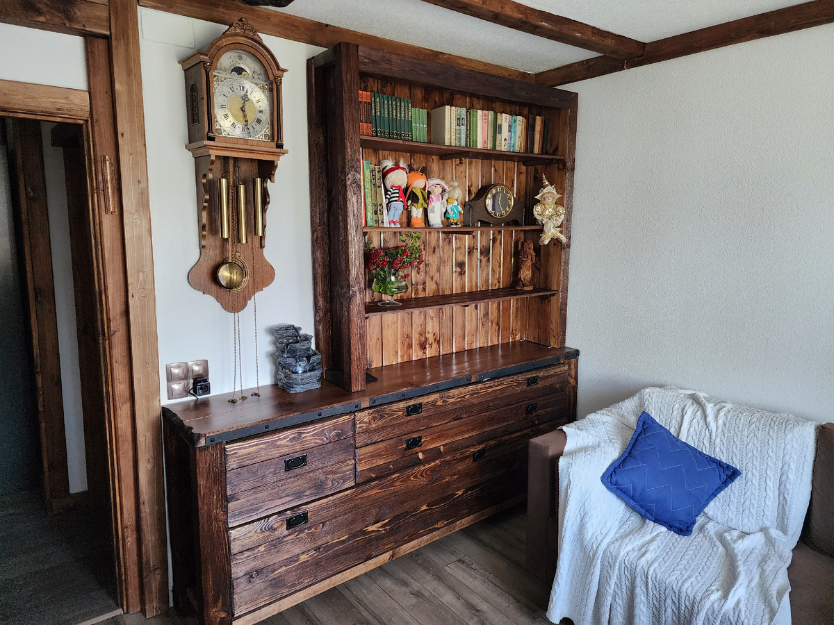 Книжный шкаф