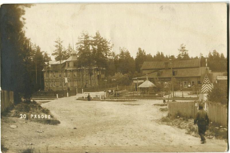 Фотография на открытке. Железнодорожный переезд на станции Рябово, 1910-е гг.