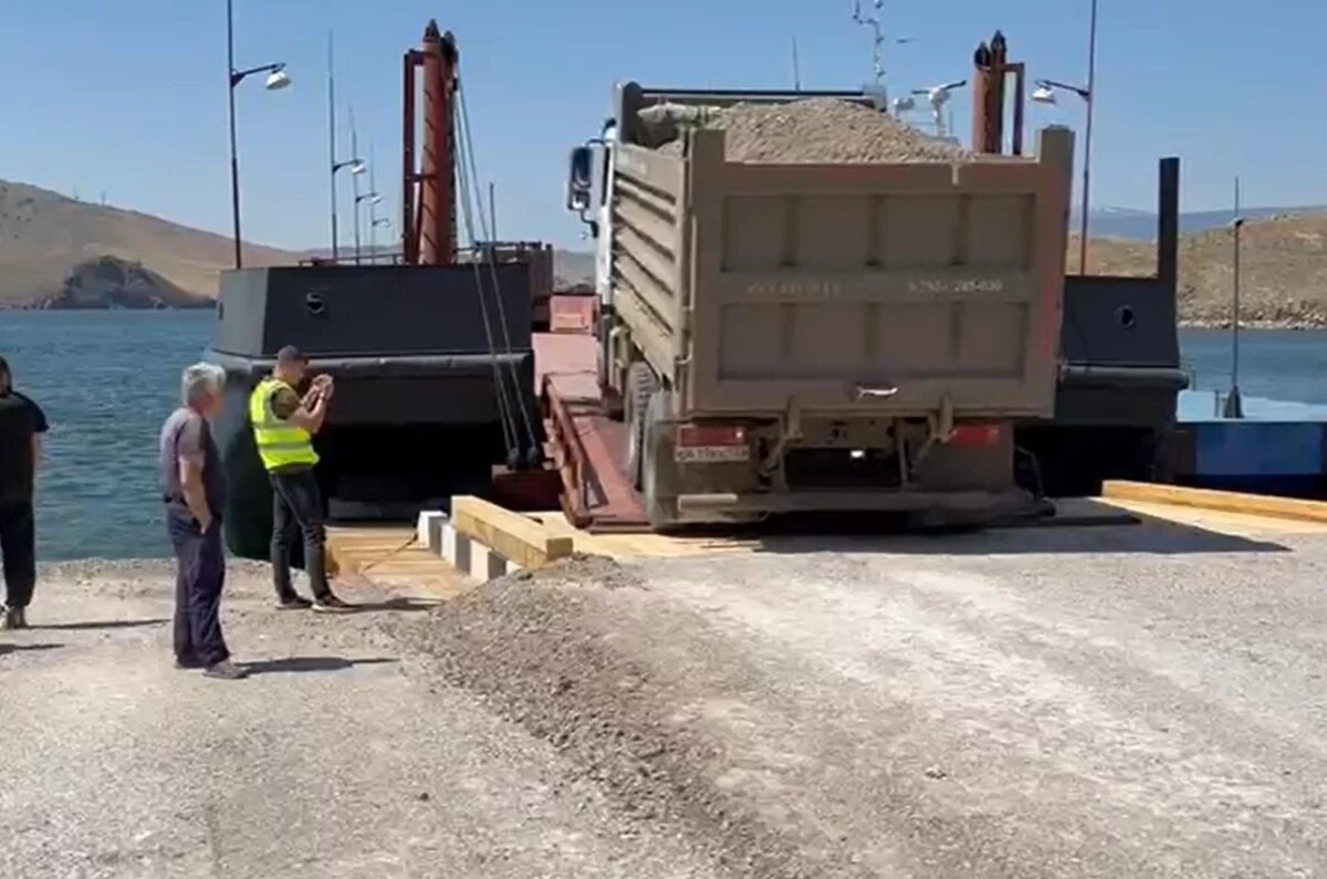    Отдельная баржа для перевозки грузовиков начала работать на Ольхоне