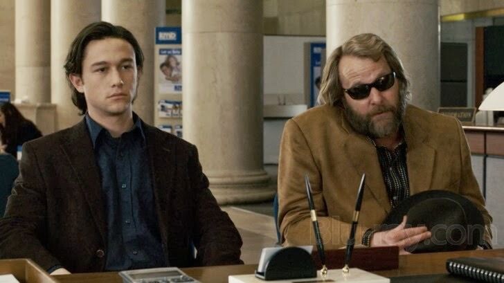 Да, его друг слепой. И он более самостоятельный чем Крис