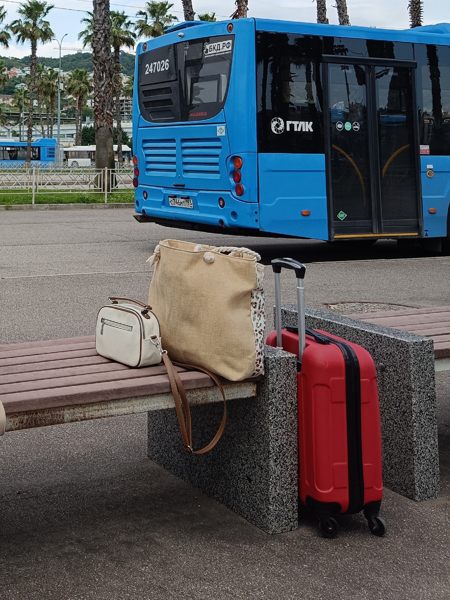 На фото мой багаж перед посадкой на поезд после отдыха на море в июне 2025 г. Всегда езжу только с чемоданом размера S (ручная кладь). В мягкой сумке еда и вода в дорогу нам с сыном на 27 часов пути. 