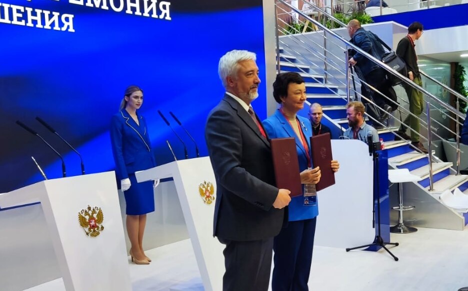    Евгений Примаков и Наталия Красовская на подписании соглашения о сотрудничестве. Фото автора