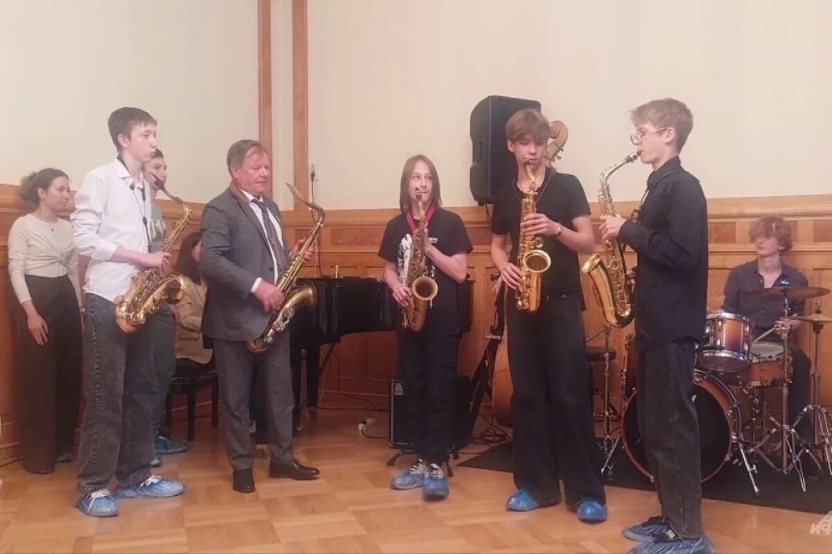    Дали джазу.