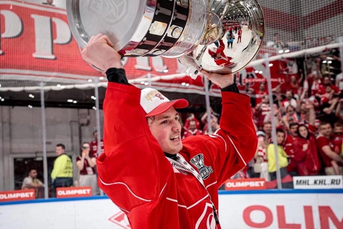    Звезда МХЛ Александр Плесовских привезет Кубок Харламова в Тюмень