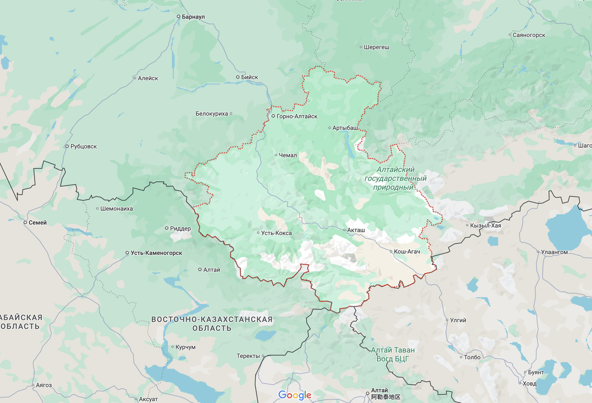 Республика Алтай на картах Google. Она граничит сразу с тремя странами: Казахстаном на юго-западе, Китаем на юге и Монголией на юго-востоке. Ее ландшафт преимущественно горный.