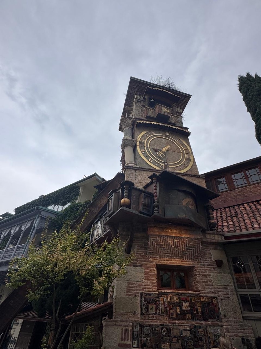 Башня эта кривая, но так было задумано изначально.