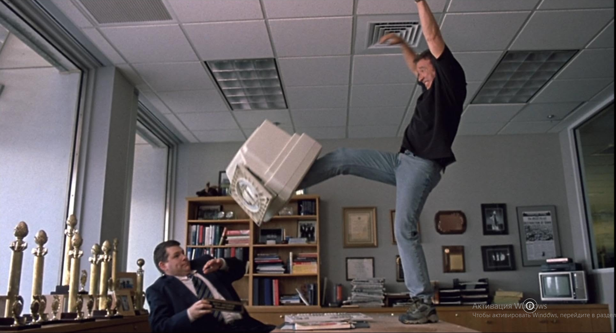 Кадр из фильма "Большие неприятности", 2002