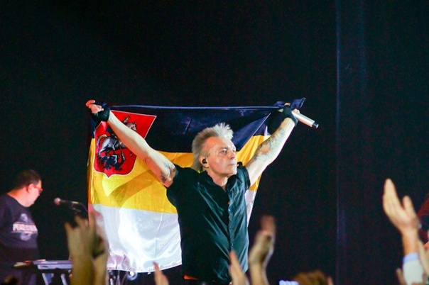 К. Кинчев на концерте с имперским флагом. Фото из открытых источников.