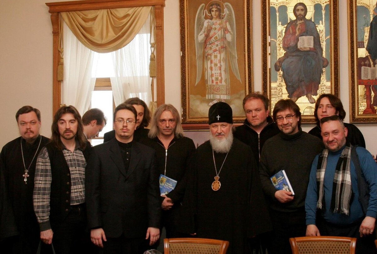 Встреча рок-музыкантов с митрополитом Кириллом. На фотографии присутствуют в т.ч. протоирей Всеволод (Чаплин) (крайний слева), К. Кинчев, Ю. Шевчук (третий справа), Р. Неумоев (группа "Инструкция по выживанию", первый на переднем плане справа). Фото с сайта "правая.ру".