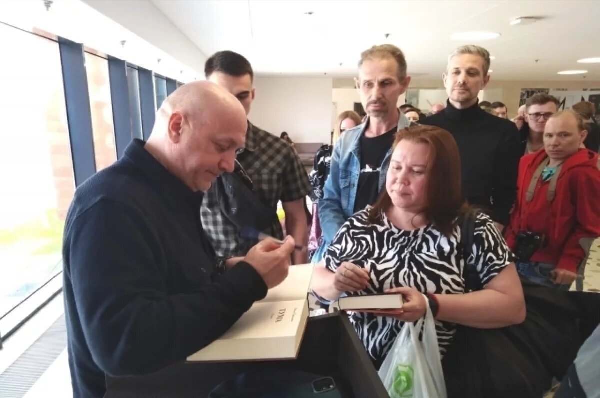    Захар Прилепин несколько часов раздавал автографы казанцам и жителям других регионов, специально приехавшим на встречу с ним.