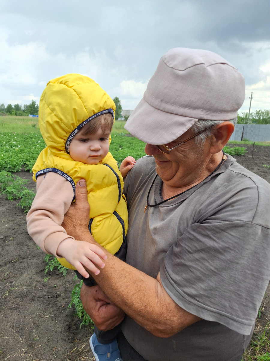 Тёма с прадедушкой.