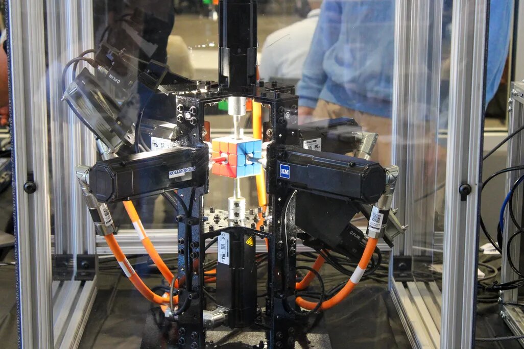 «Куб Пурдубика» был разработан и построен студентами бакалавриата Джунпеем Ота, Аденом Хердом, Мэтью Патрохэем и Алексом Бертой. Университет Пурдью