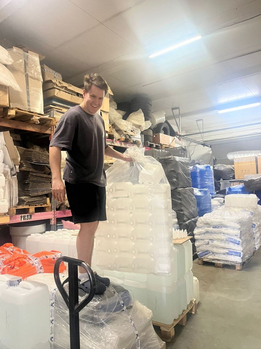 Разливаем химию из еврокуба по канистрам — шаг на пути к складу готовой продукции.